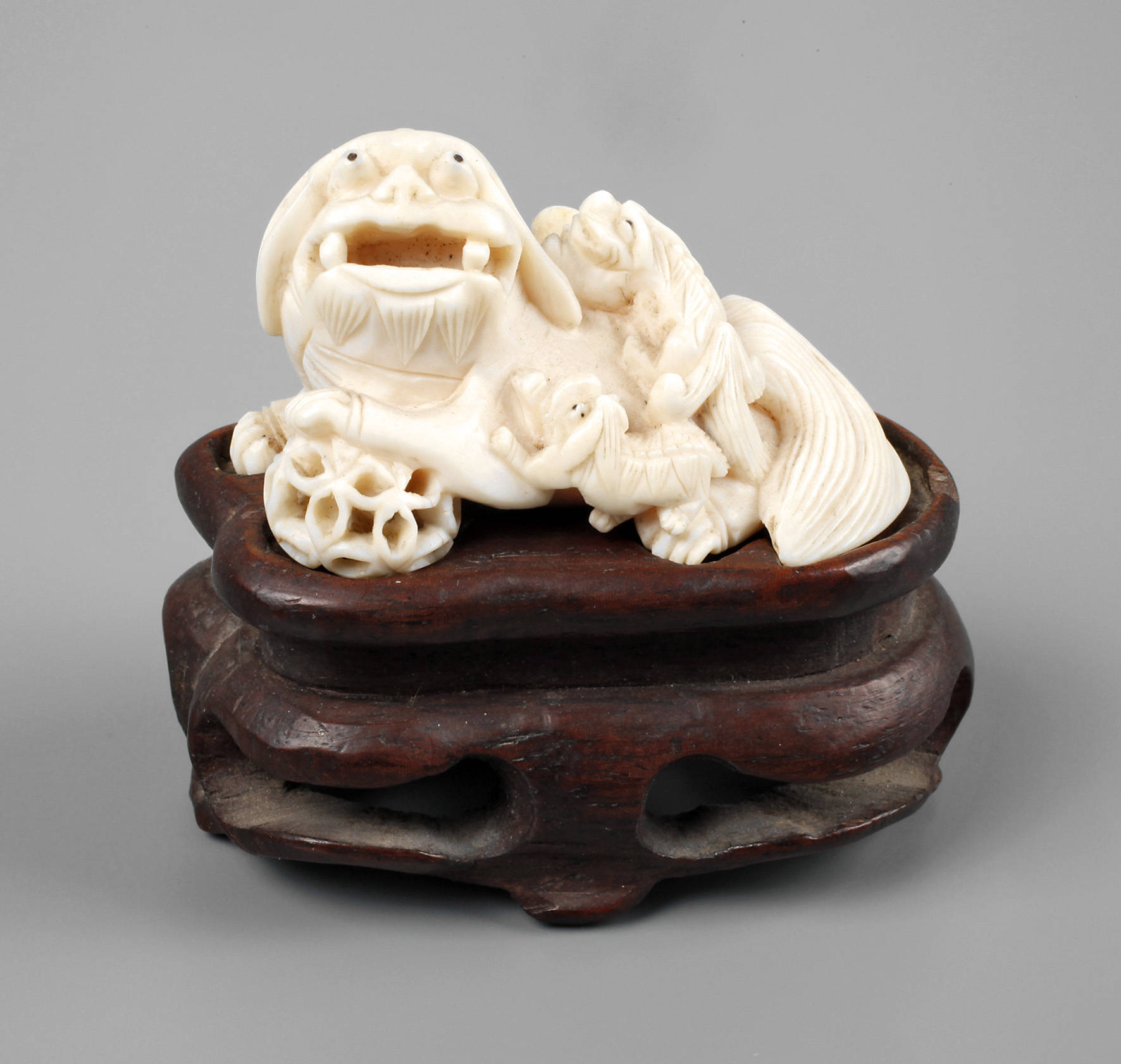 Figürliche Elfenbeinschnitzerei