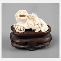 Figürliche Elfenbeinschnitzerei111