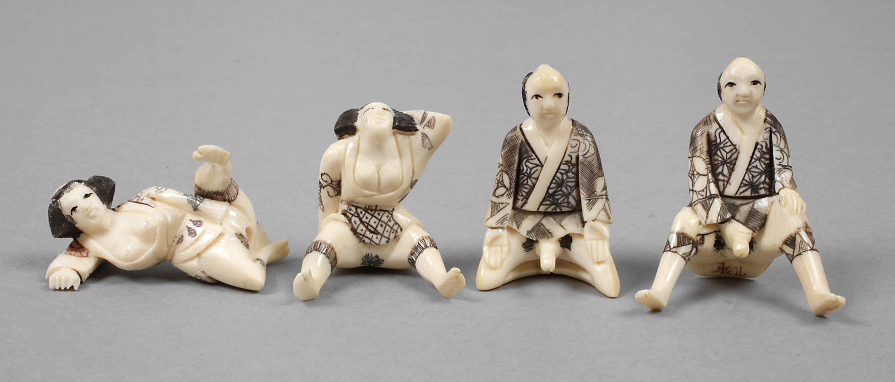 Vier Elfenbeinschnitzereien Erotika
