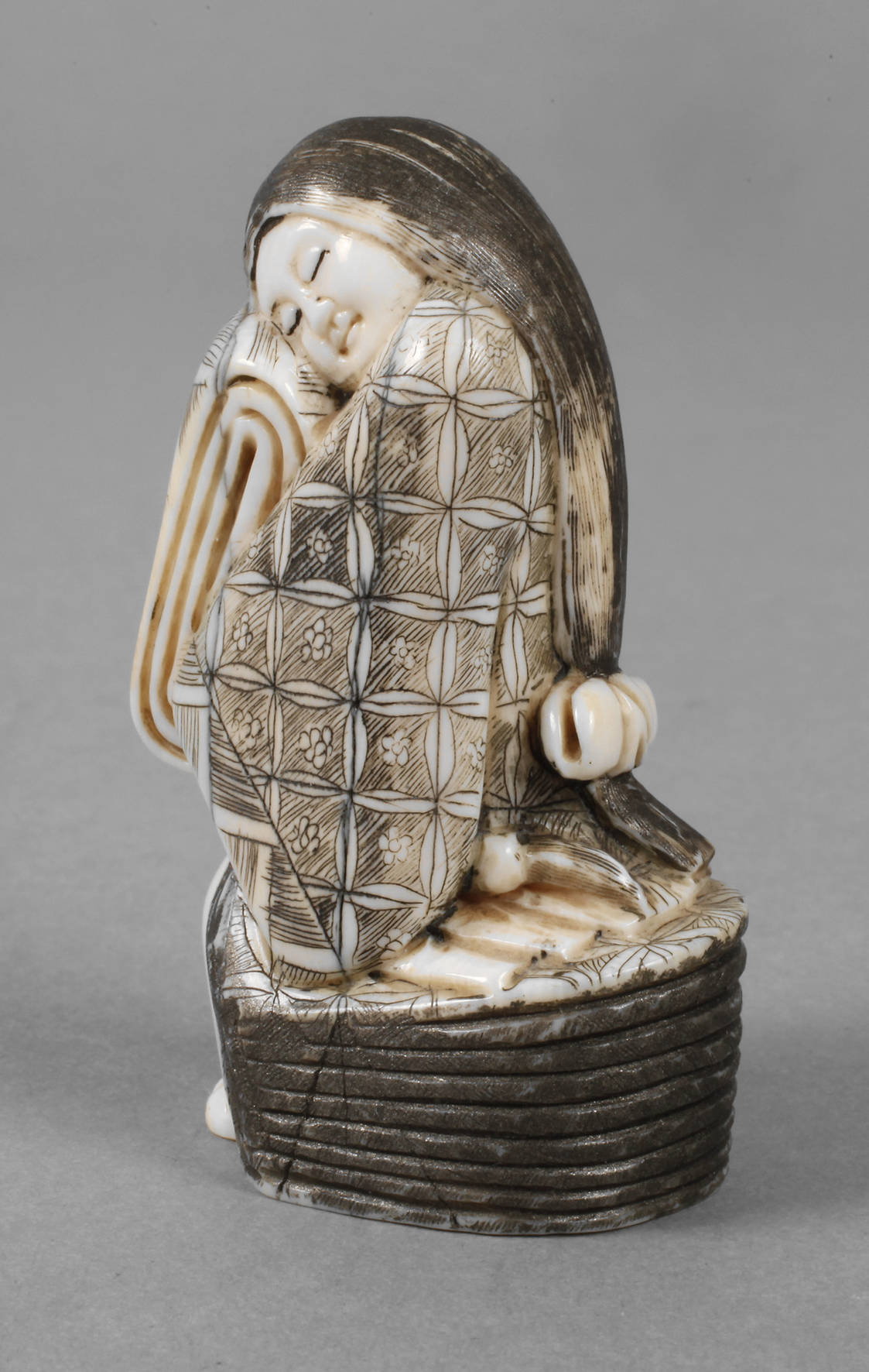Netsuke Geisha