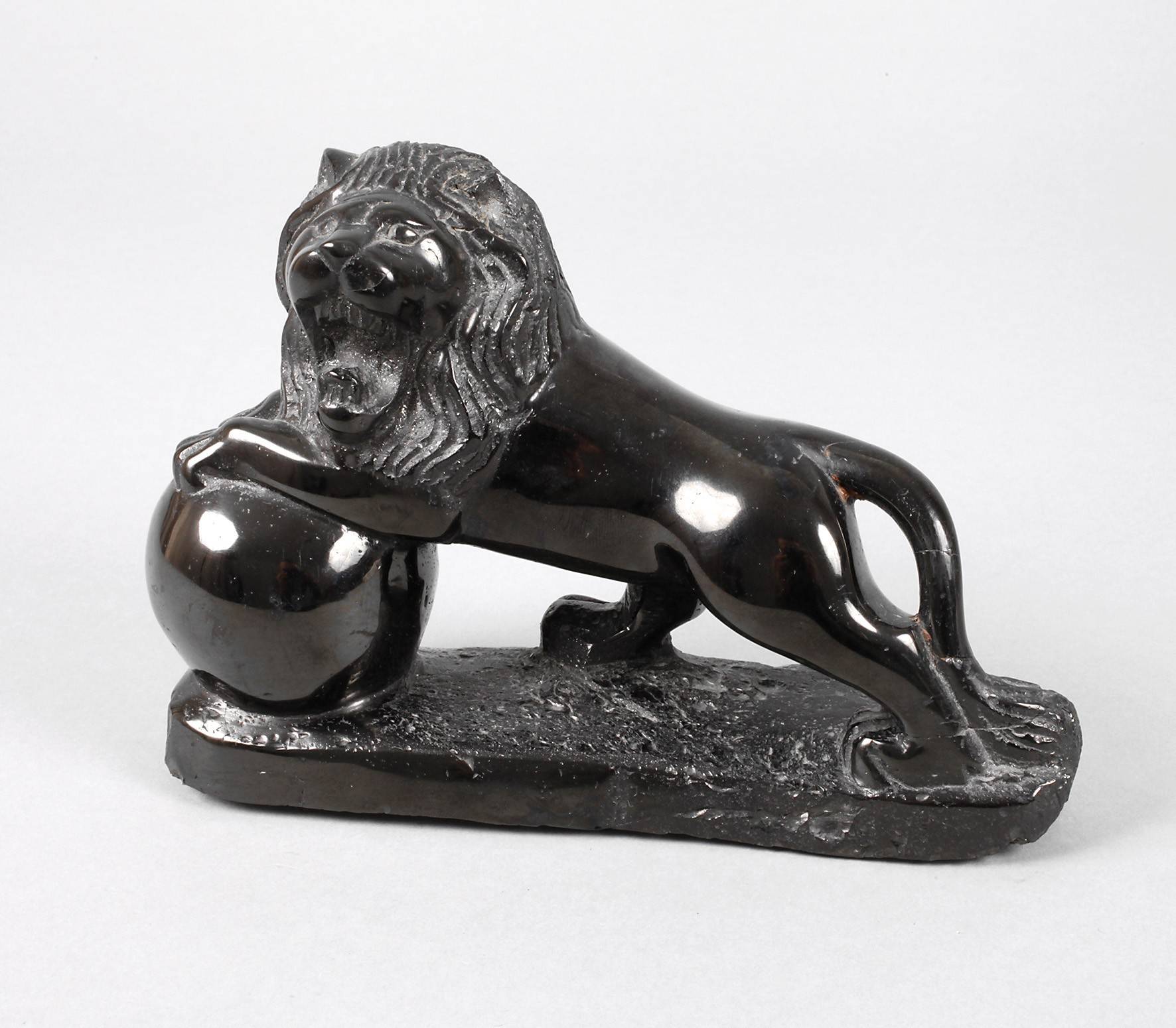Löwenskulptur aus Gagat