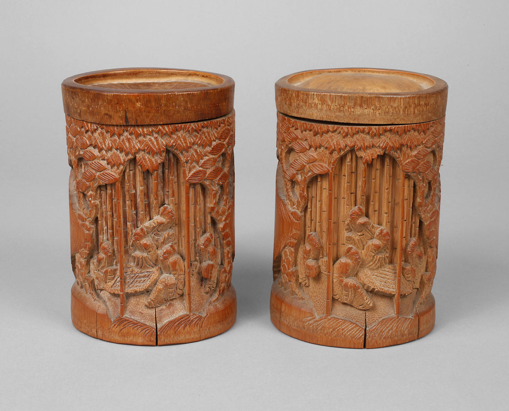 Paar geschnitzte Deckeldosen