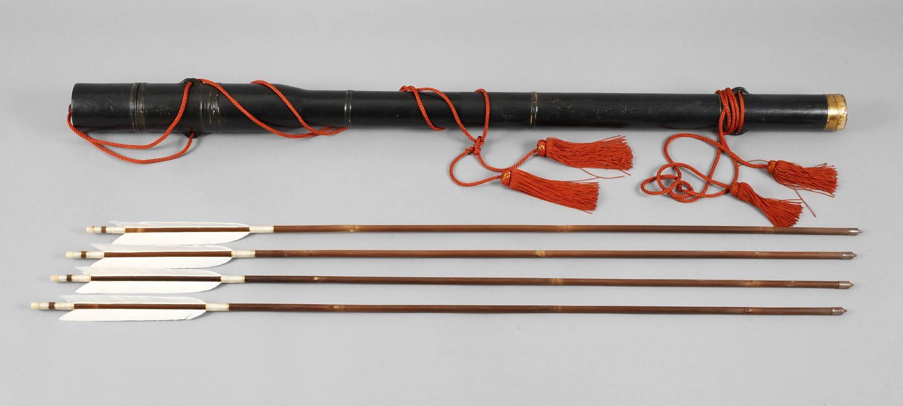 Vier Sportpfeile für Bogenschützen im Köcher