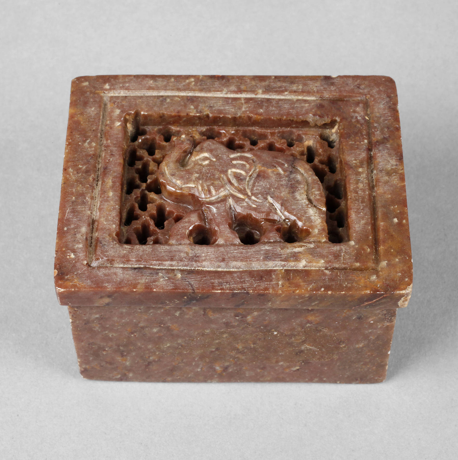 Deckeldose Steinschnitzerei