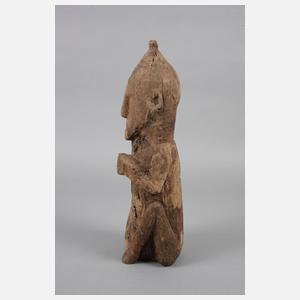 Figürliche Schnitzerei der Rega