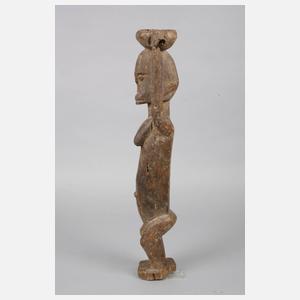 Stehende weibliche Figur