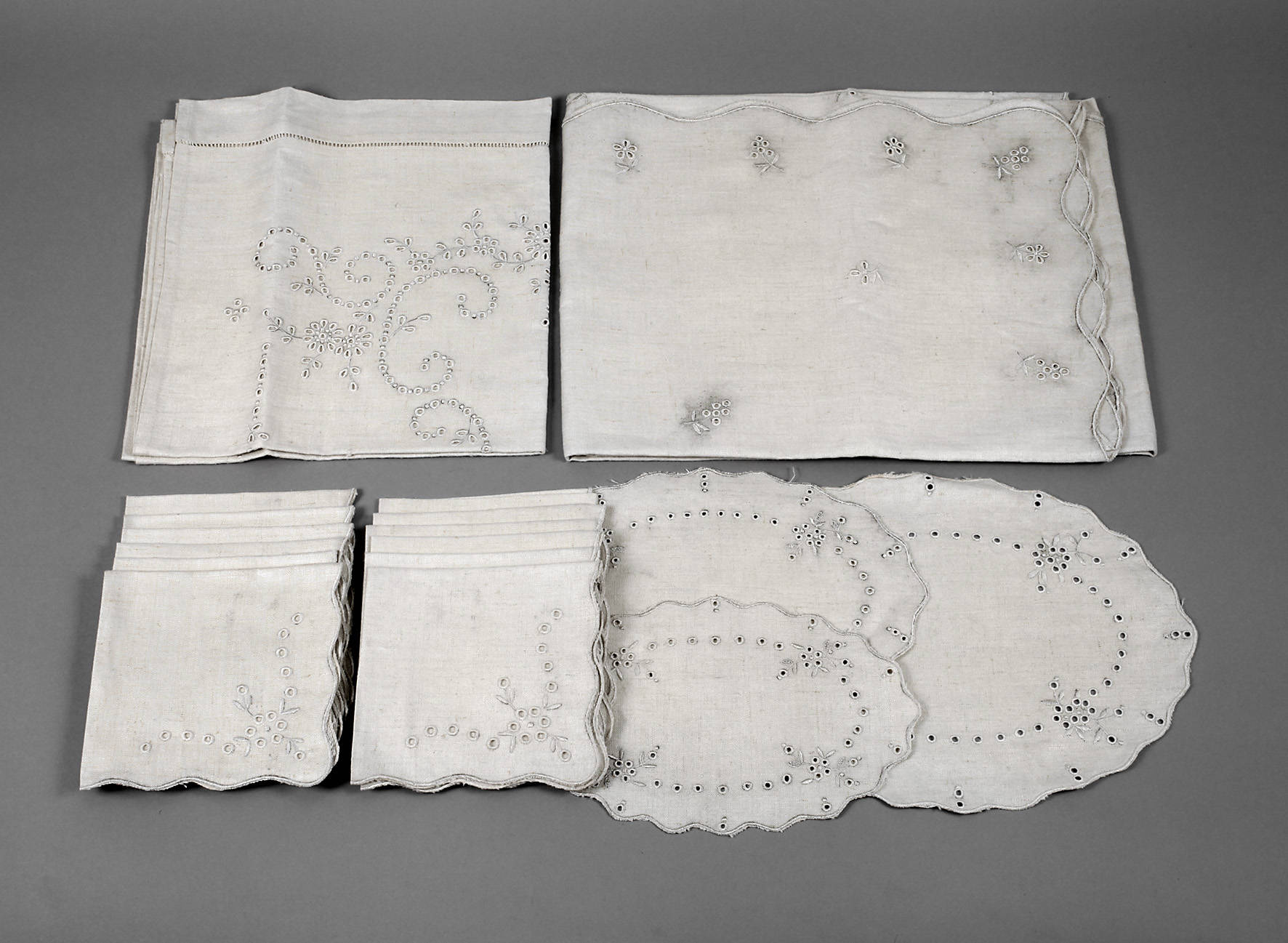 Tischgarnitur Weißstickerei