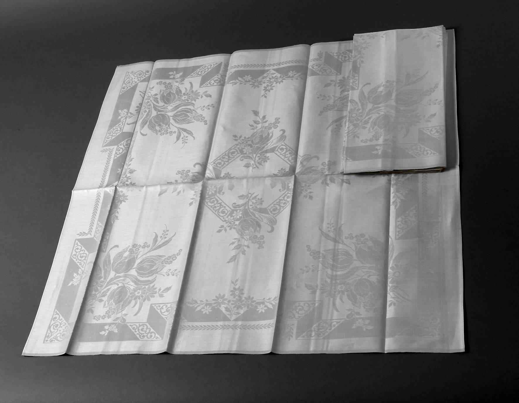 Sieben Servietten Tulpendekor