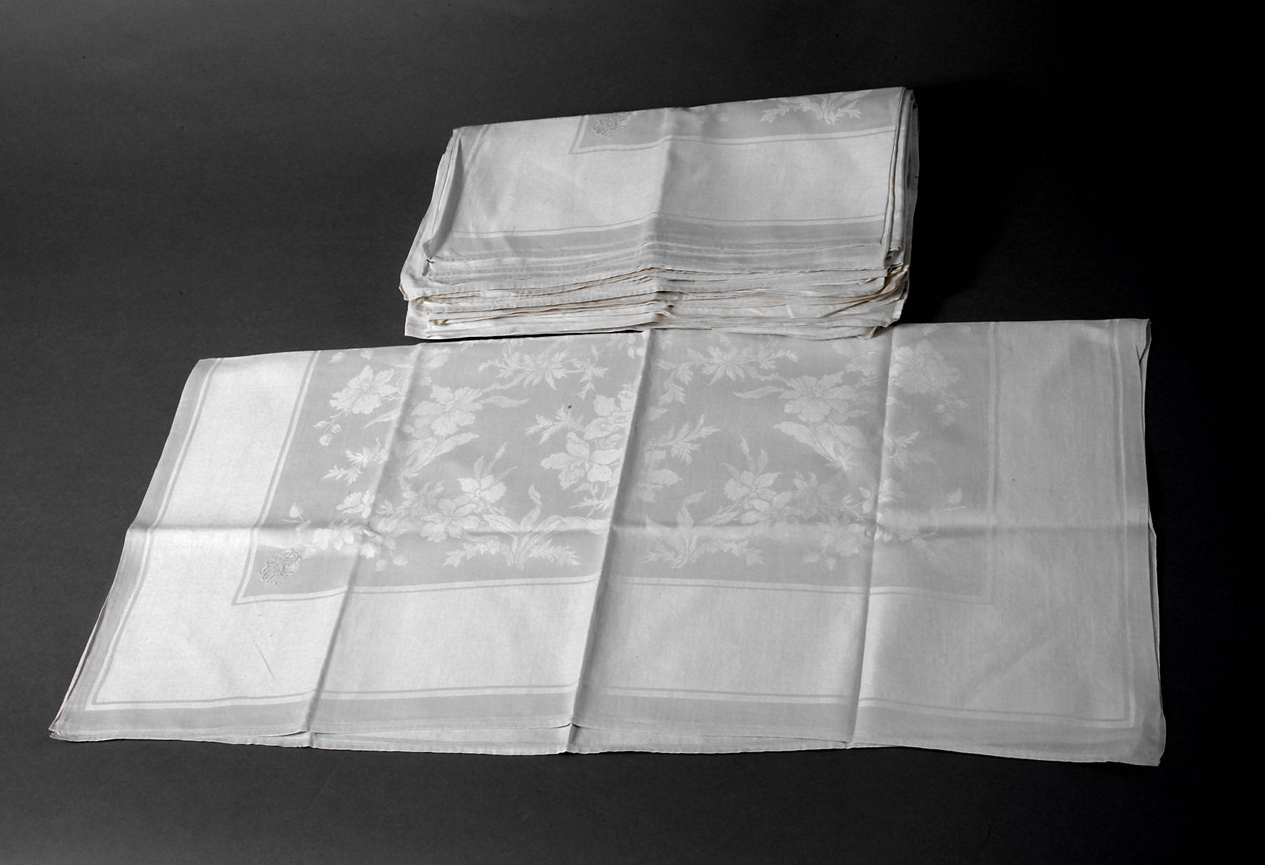 Zwölf Servietten Blütendekor