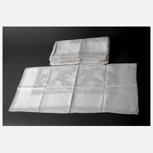 Zwölf Servietten Blütendekor