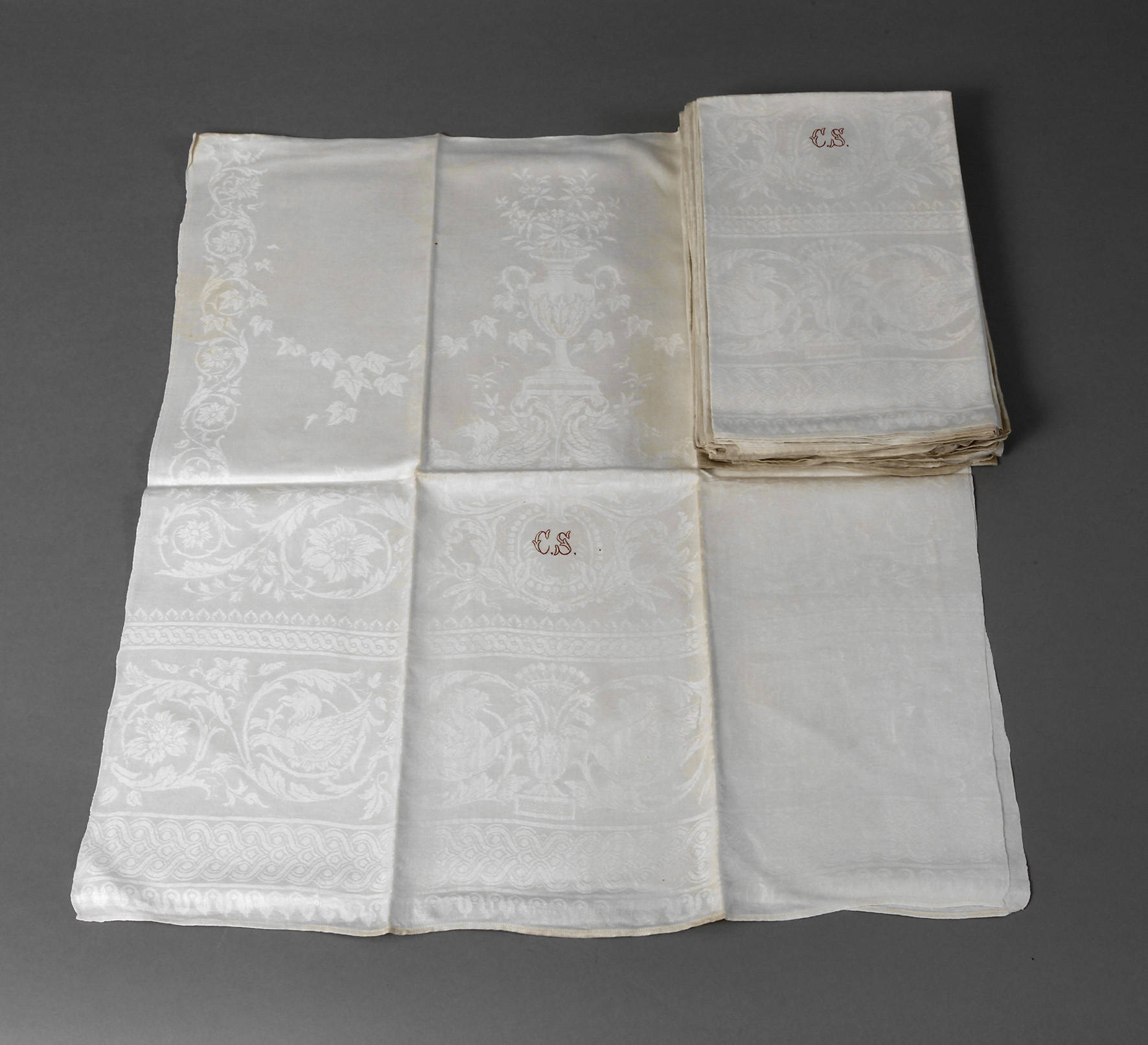 Elf Gebilddamast-Handtücher Historismus