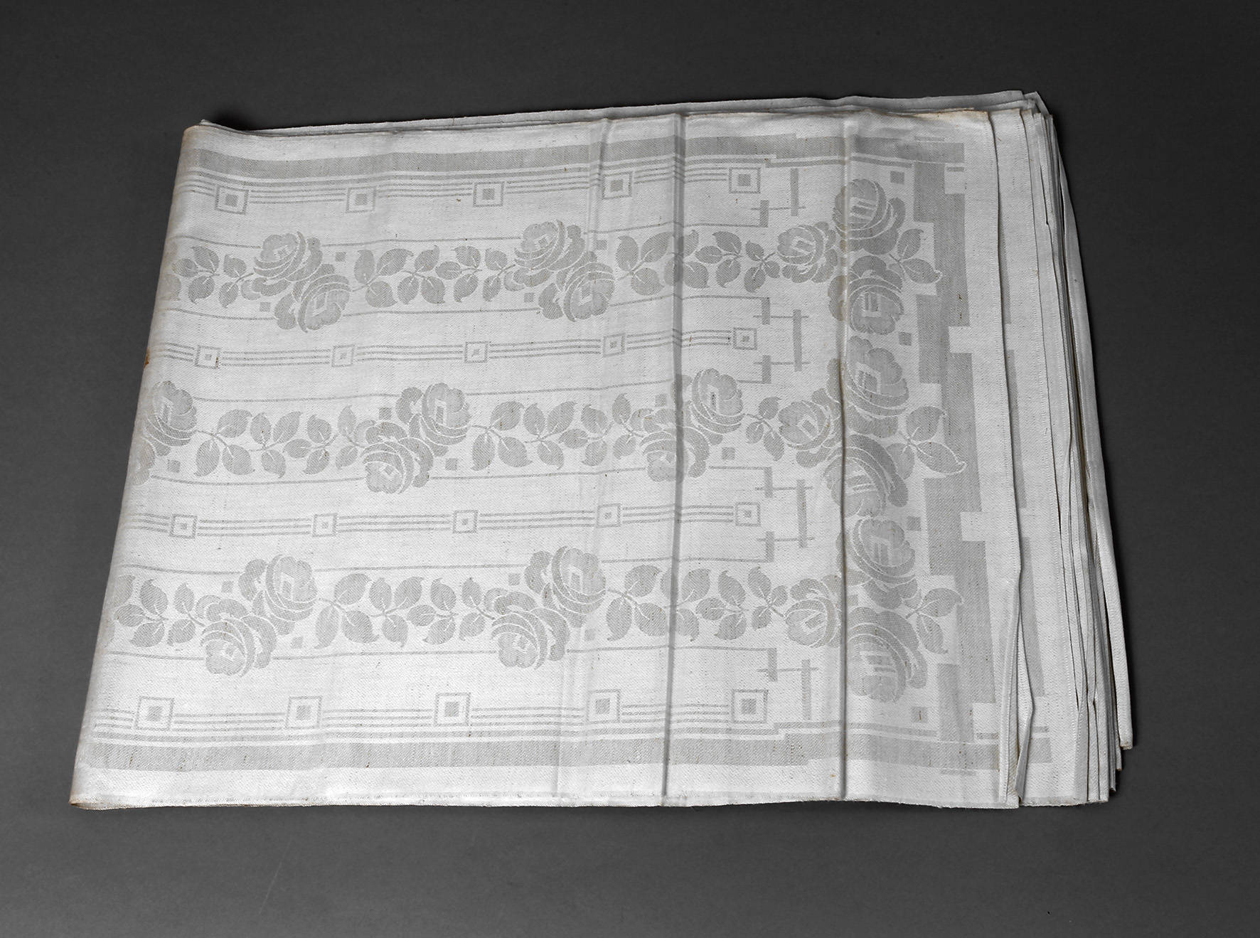 Zwölf Handtücher Rosendekor