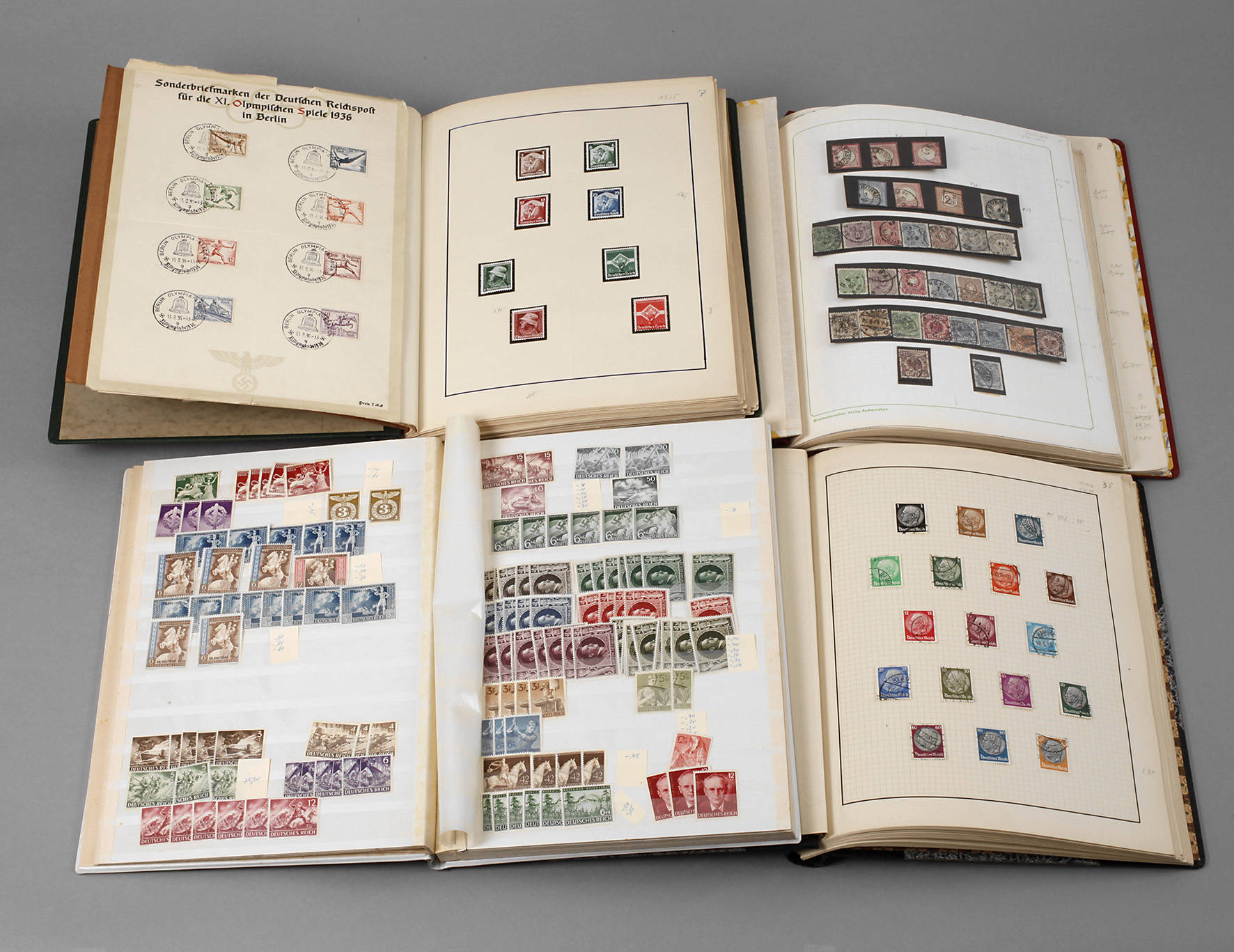 Vier Briefmarkenalben