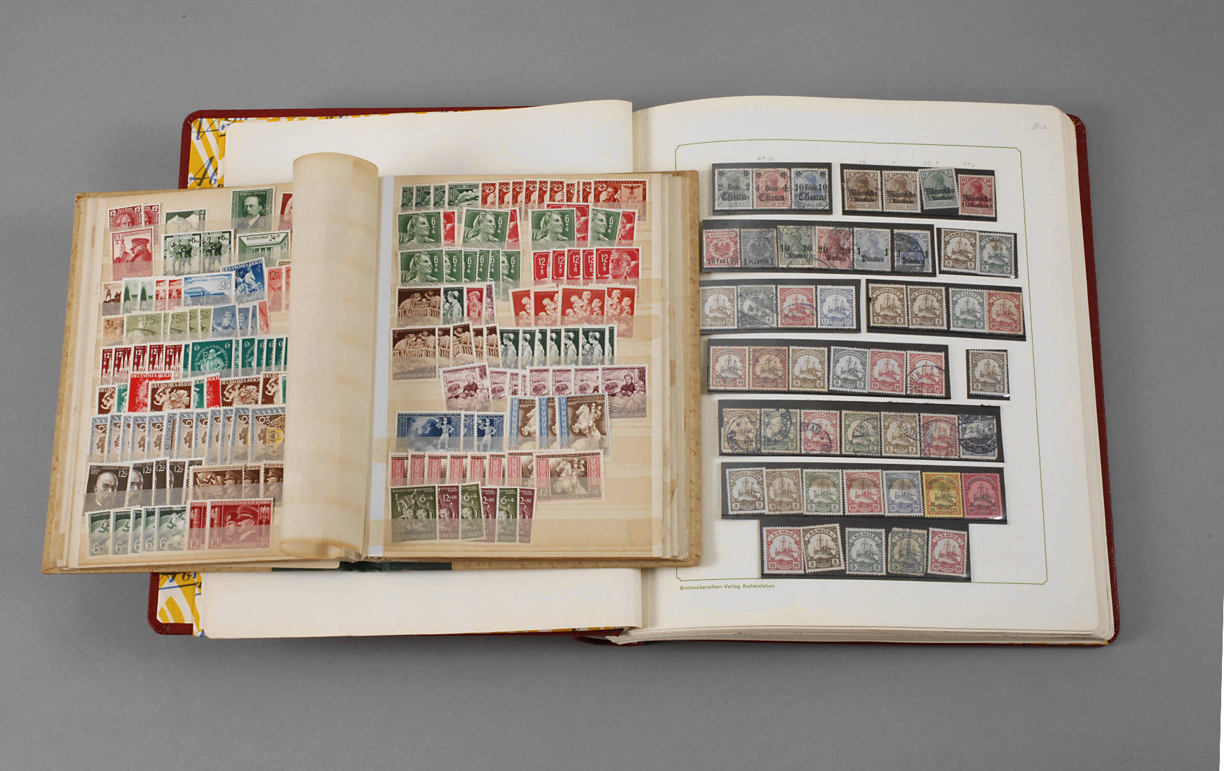 Zwei Briefmarkenalben