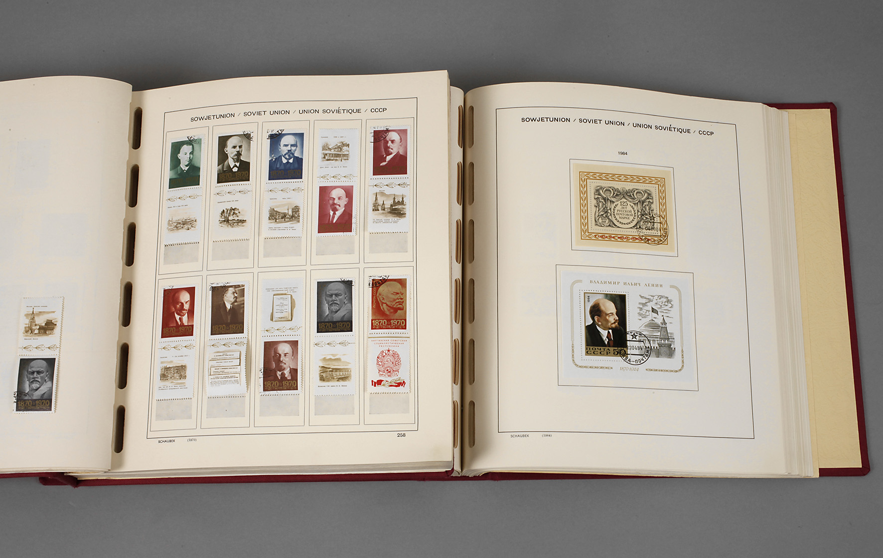 Zwei Briefmarkenalben Sowjetunion