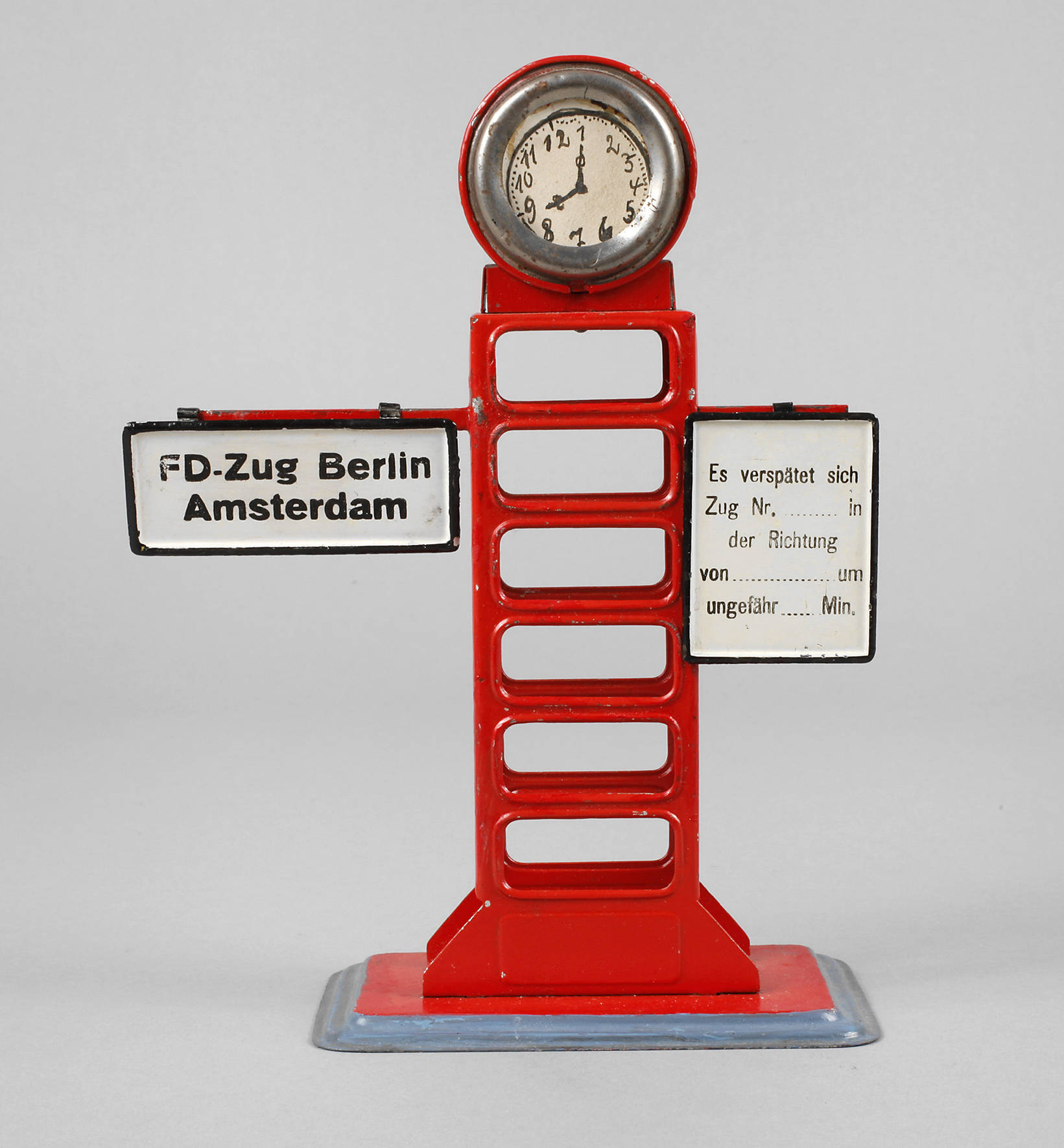 Bahnsteiguhr mit Anzeigetafeln