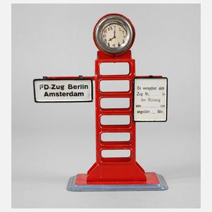 Bahnsteiguhr mit Anzeigetafeln