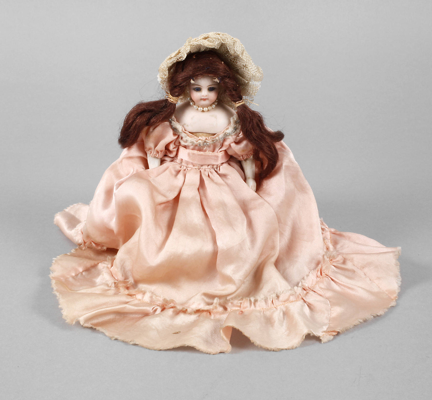 Kleine Porzellankopfpuppe