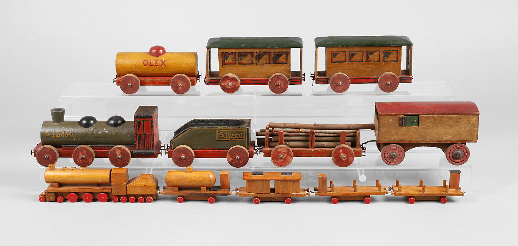 Zwei Holzeisenbahnen