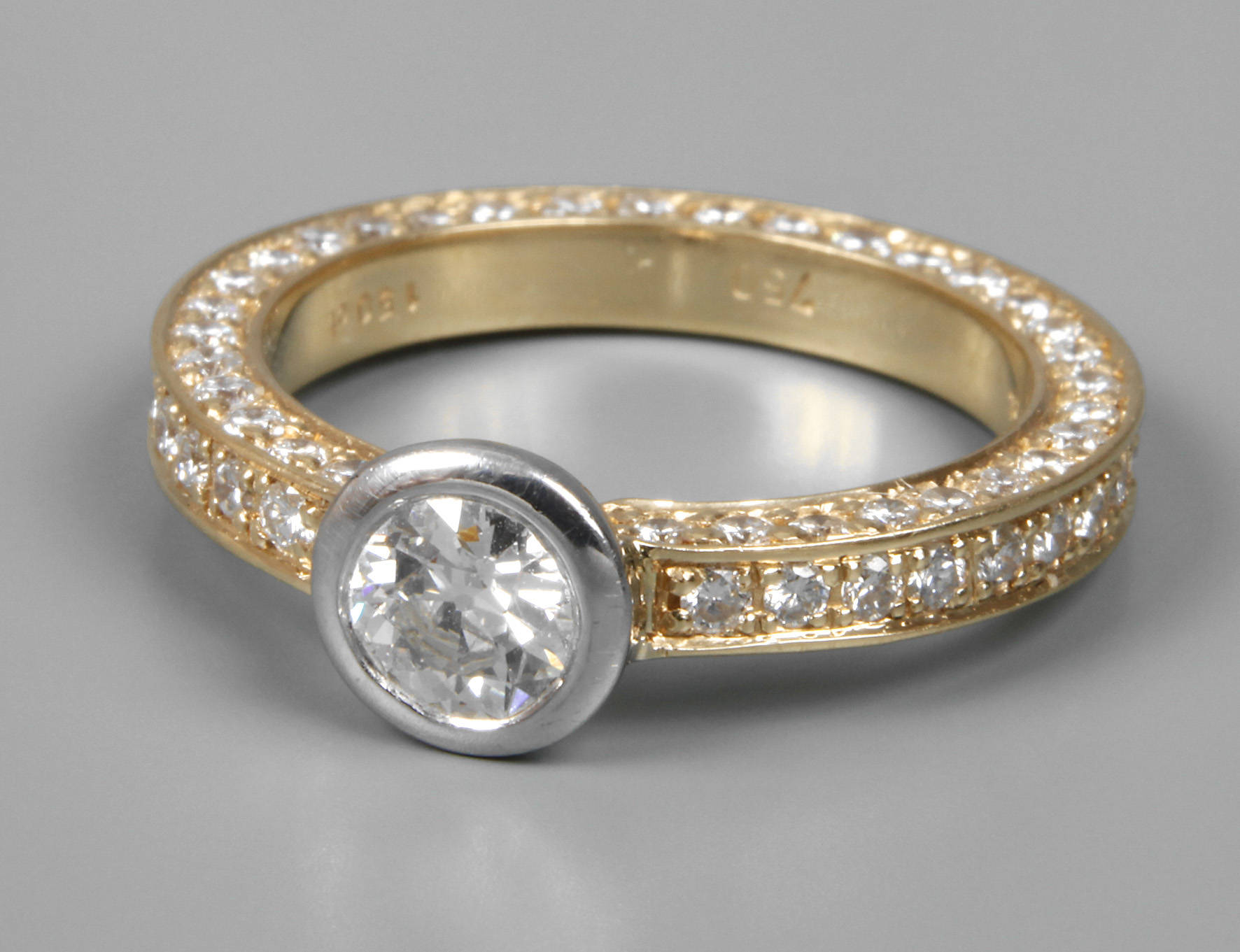 Damenring mit Brillanten von zusammen ca. 2 ct