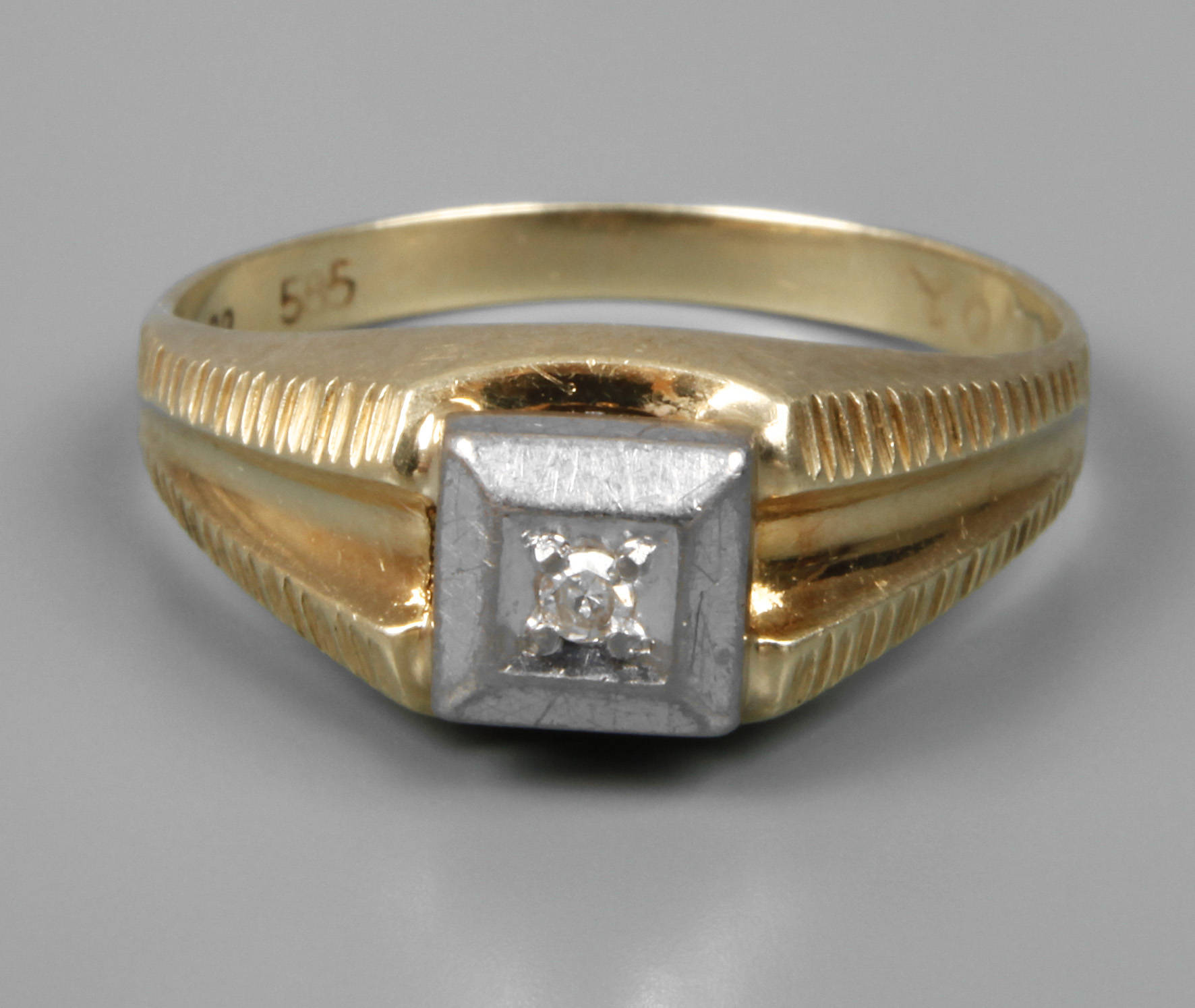 Damenring mit Diamant