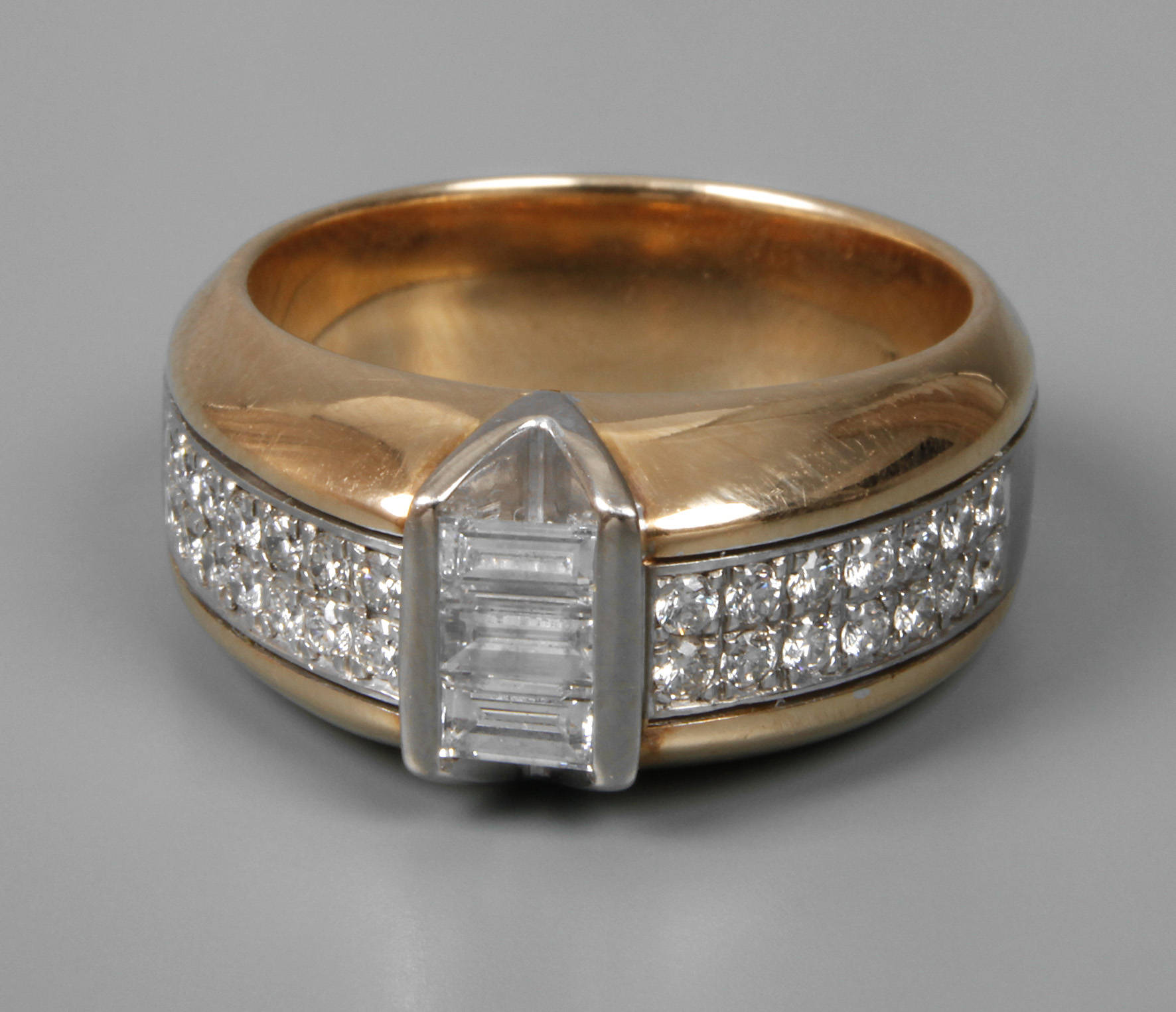 Moderner Damenring mit Diamantbesatz