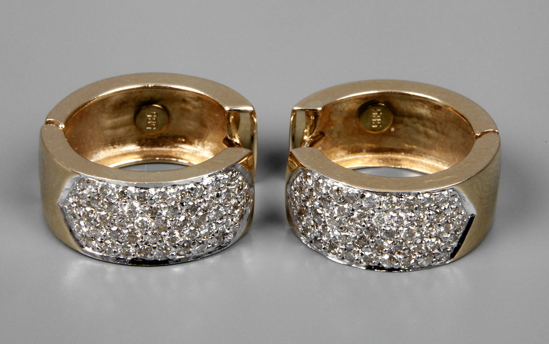 Paar Creolen mit Brillantbesatz von ca. 1 ct