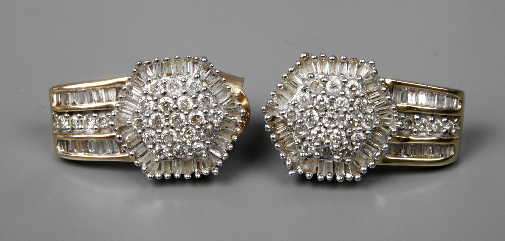 Paar Ohrstecker mit Diamanten