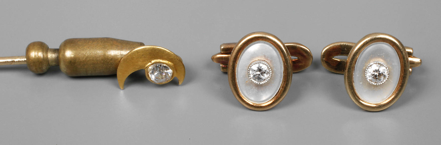 Reversnadel mit Kragenknöpfen