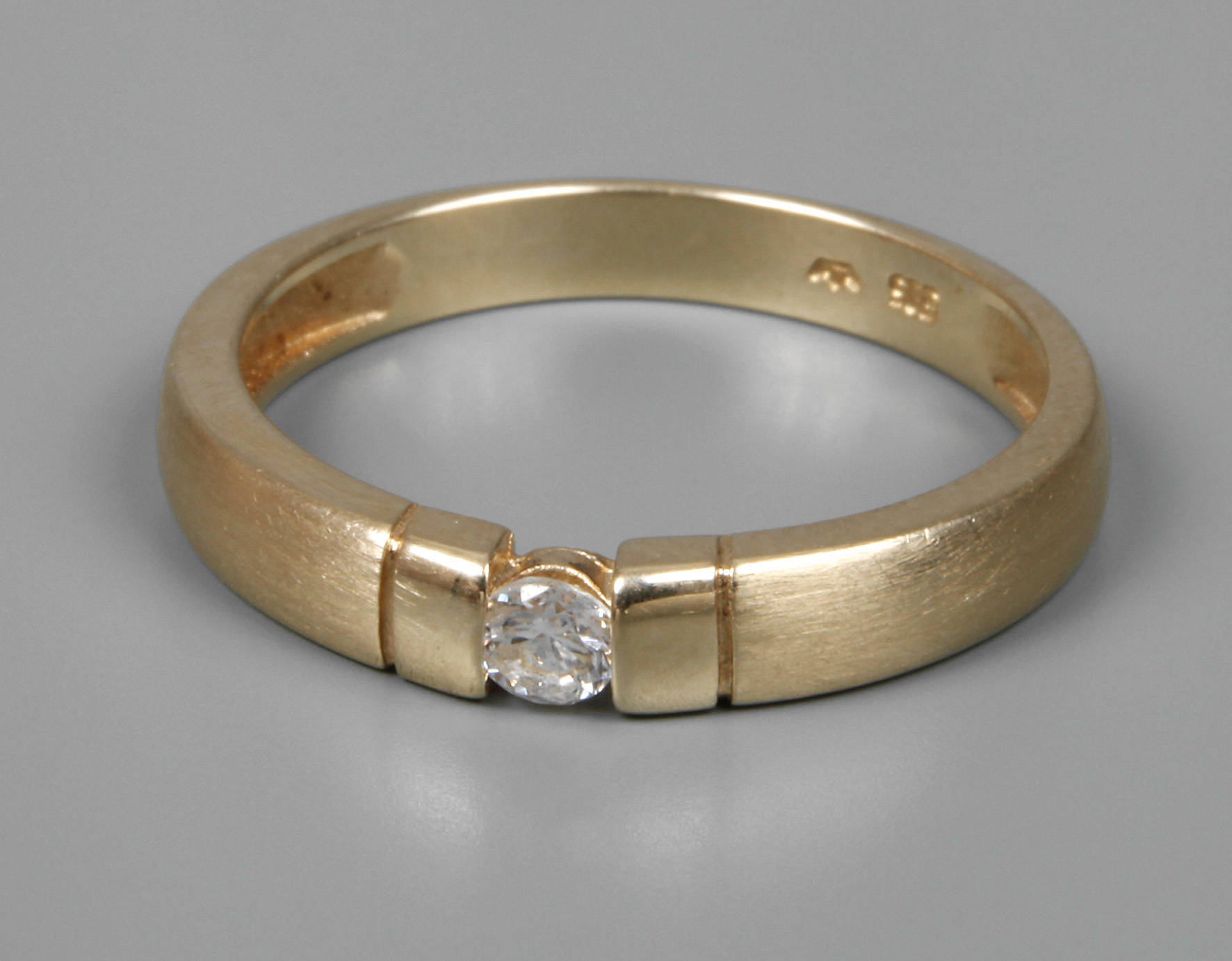 Damenring mit Brillant