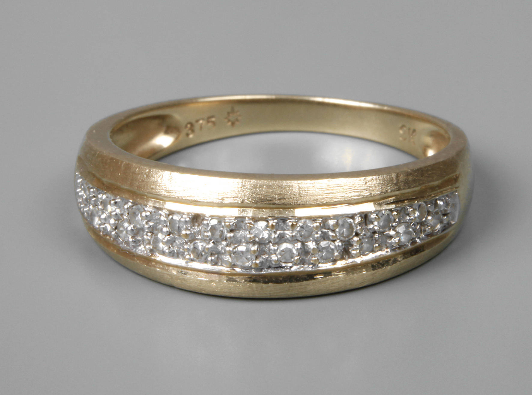 Damenring mit Diamanten