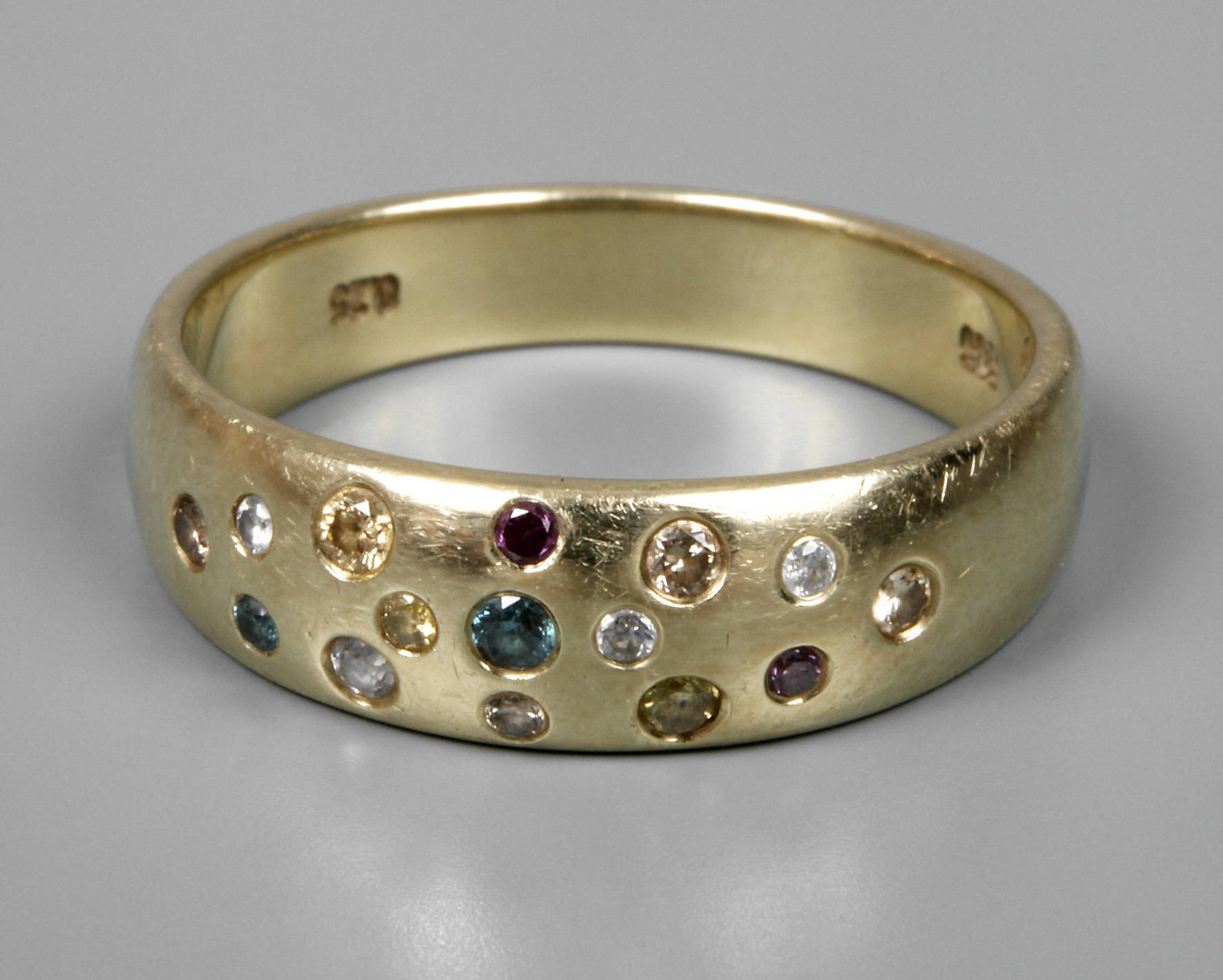 Damenring mit Farbbrillanten