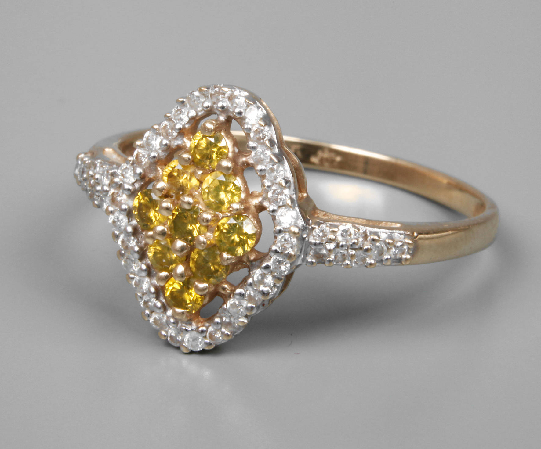 Damenring mit weißen und gelben Diamanten