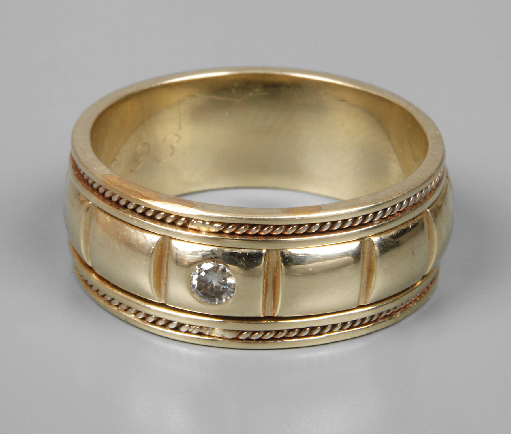 Massiver Ehering mit Brillant