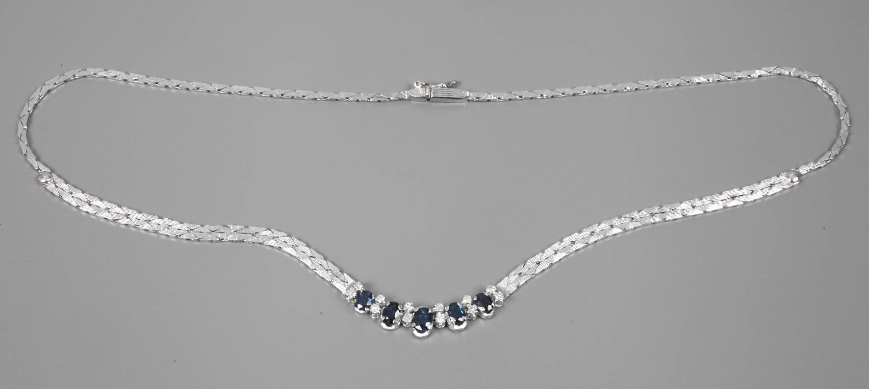 Collier mit Saphiren und Diamanten
