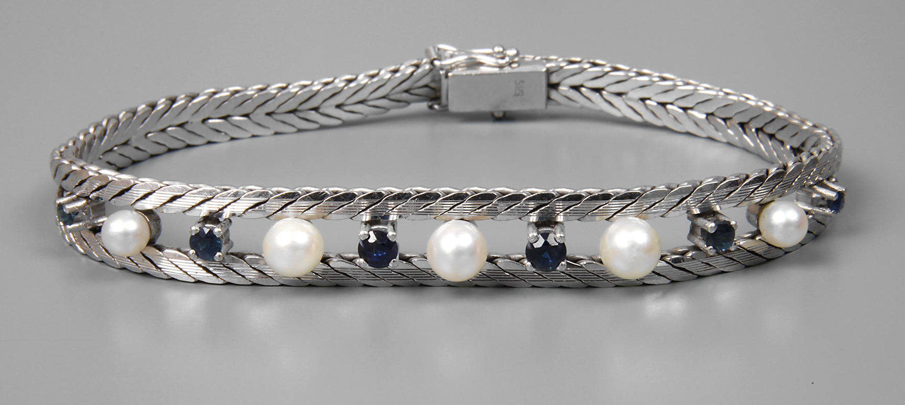 Armband mit Saphiren und Perlen