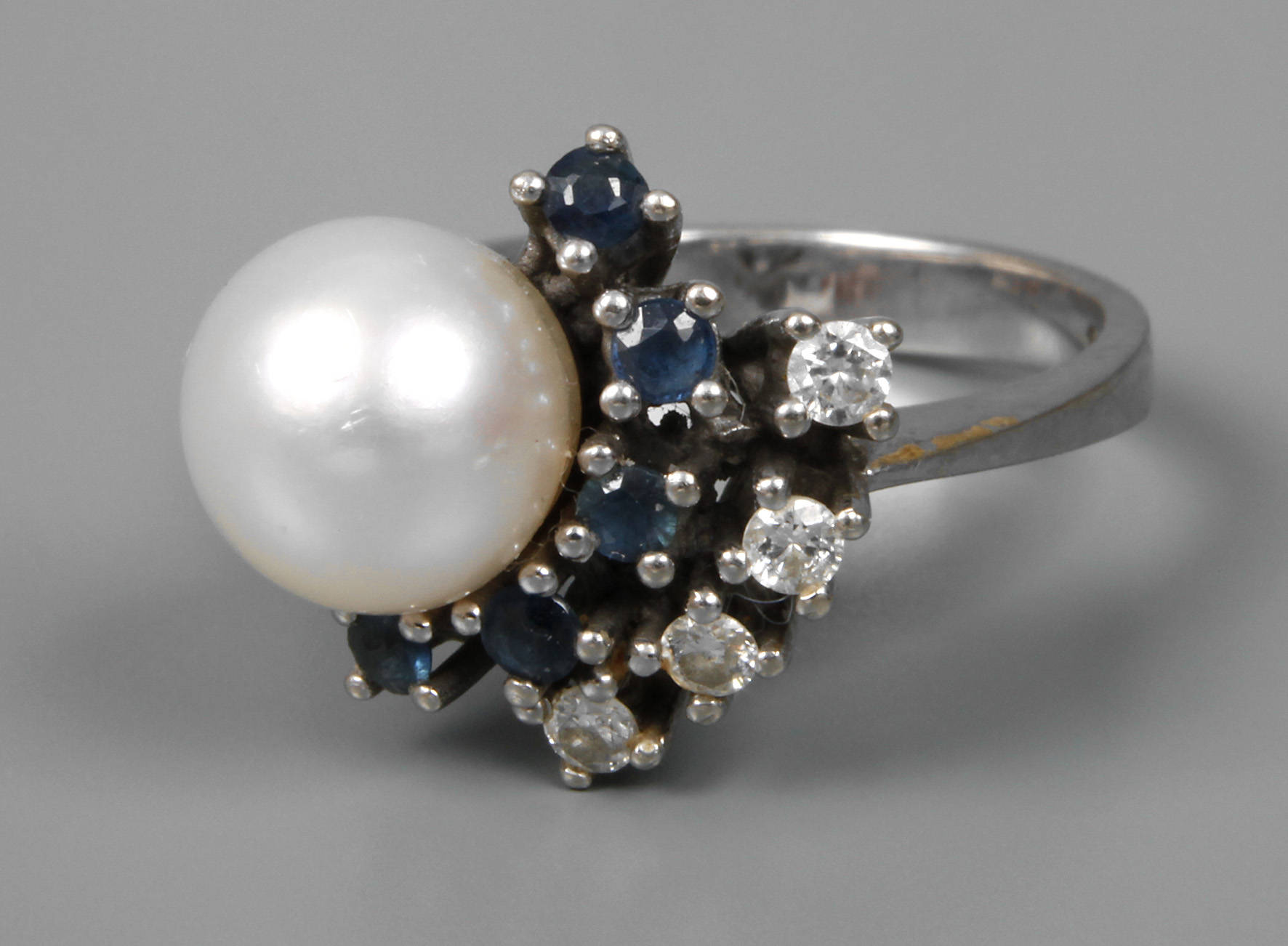 Damenring mit Brillanten, Saphiren und Perle