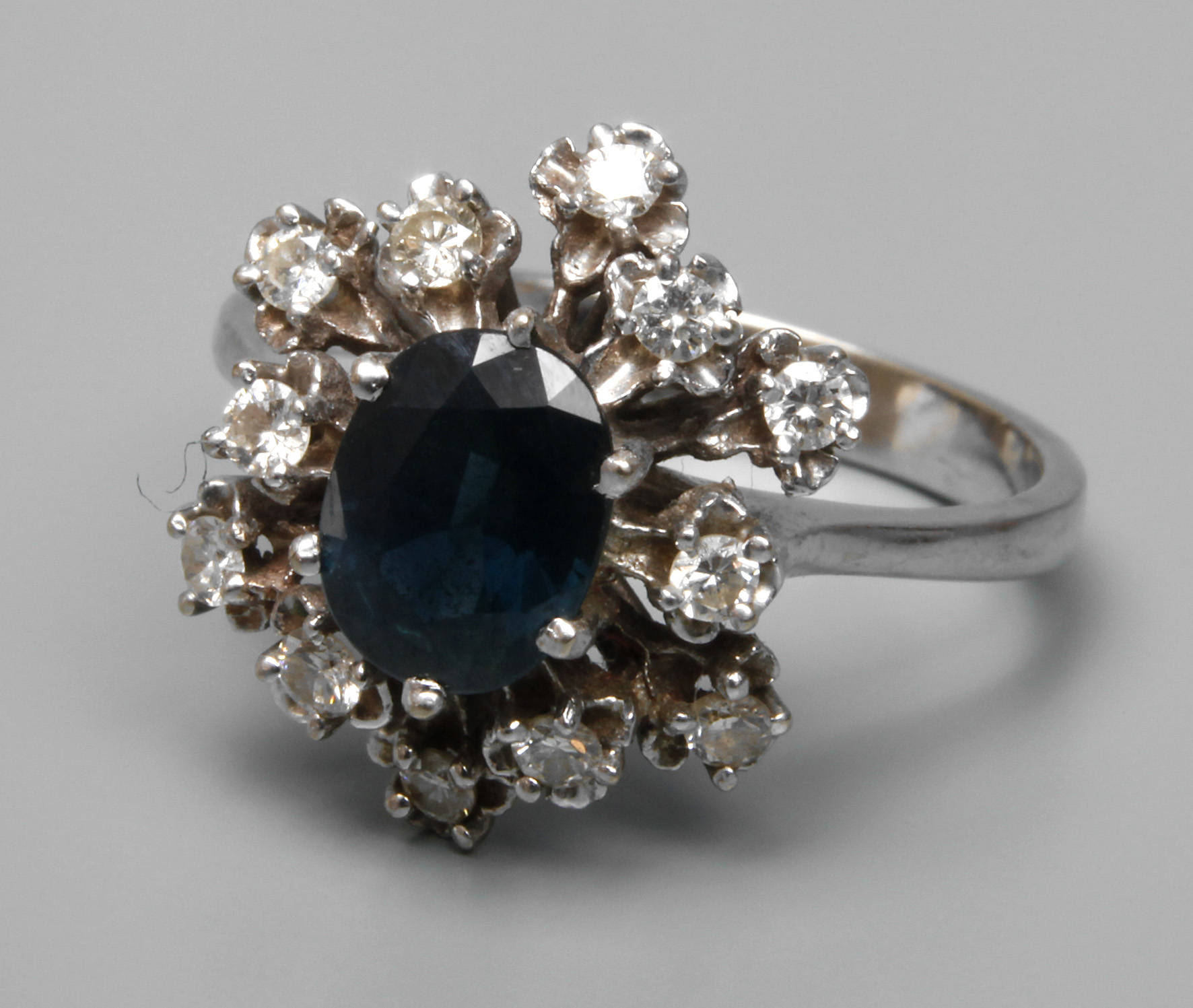 Damenring mit Saphir und Brillanten