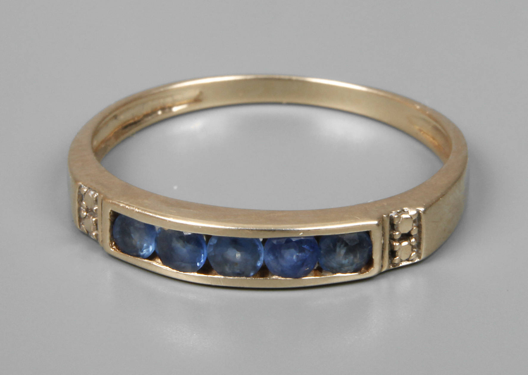 Damenring mit Saphiren