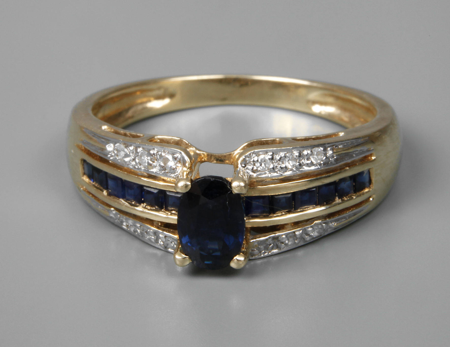 Damenring mit Saphiren und Diamanten