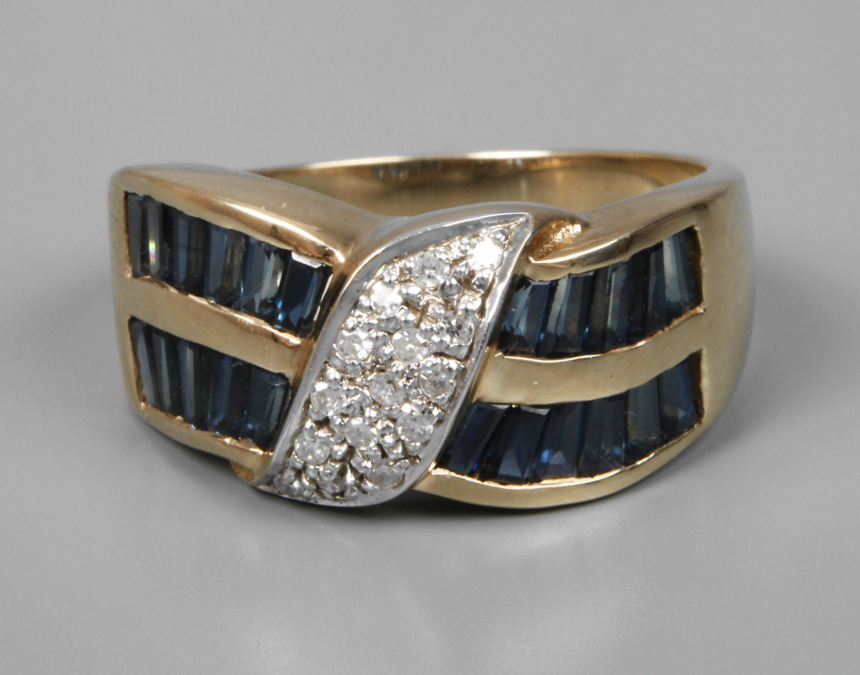 Damenring mit Saphiren und Diamanten