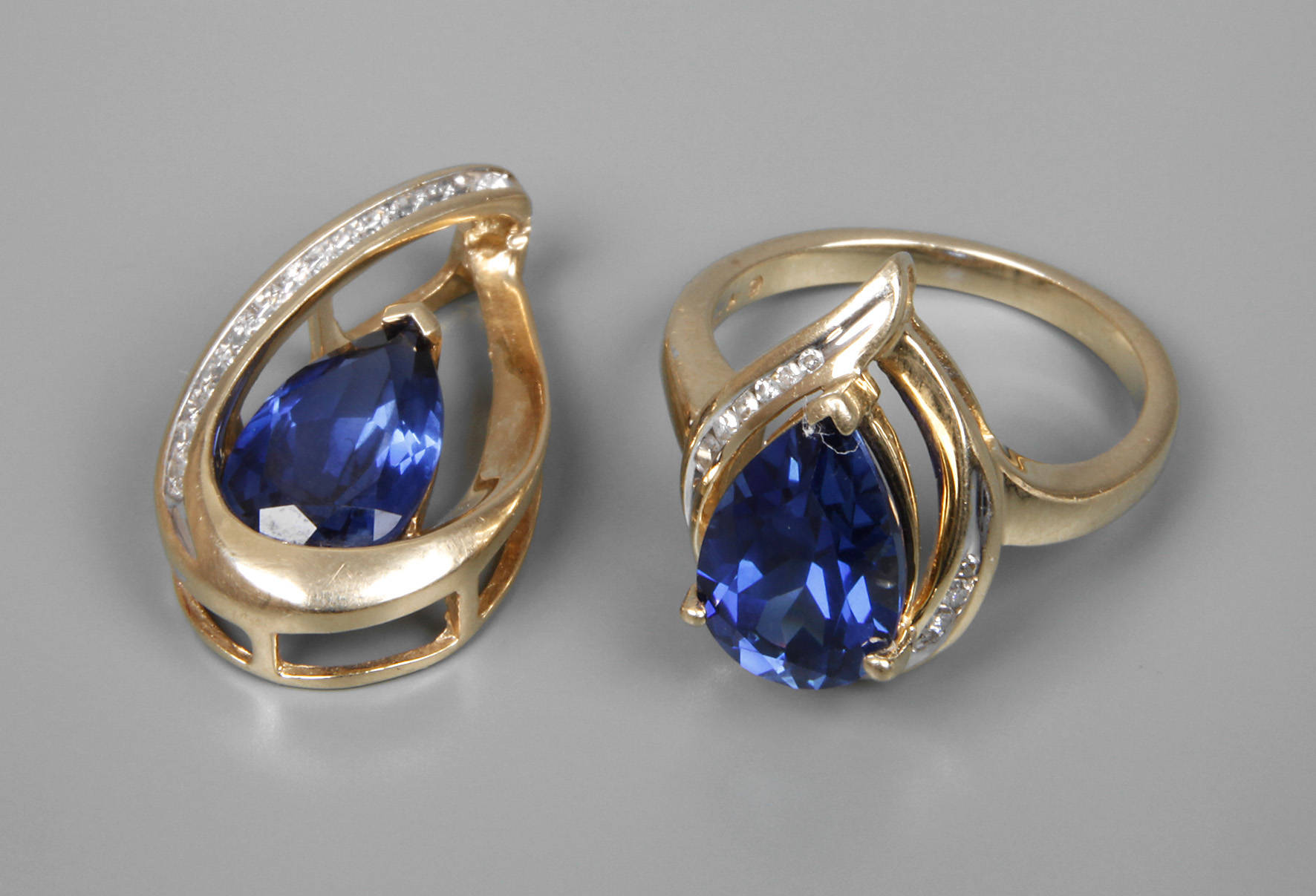 Schmuckset mit Steinbesatz