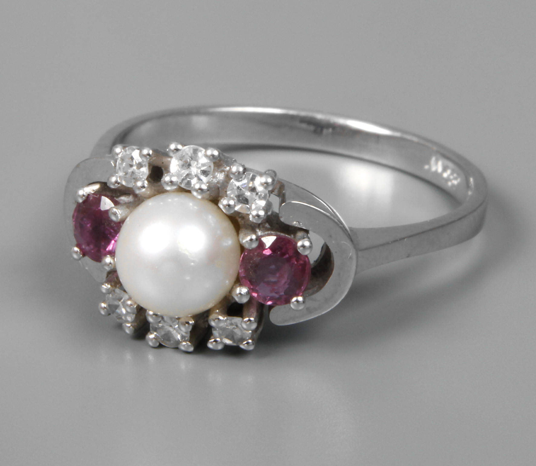 Damenring mit Brillanten, Rubinen und Perle