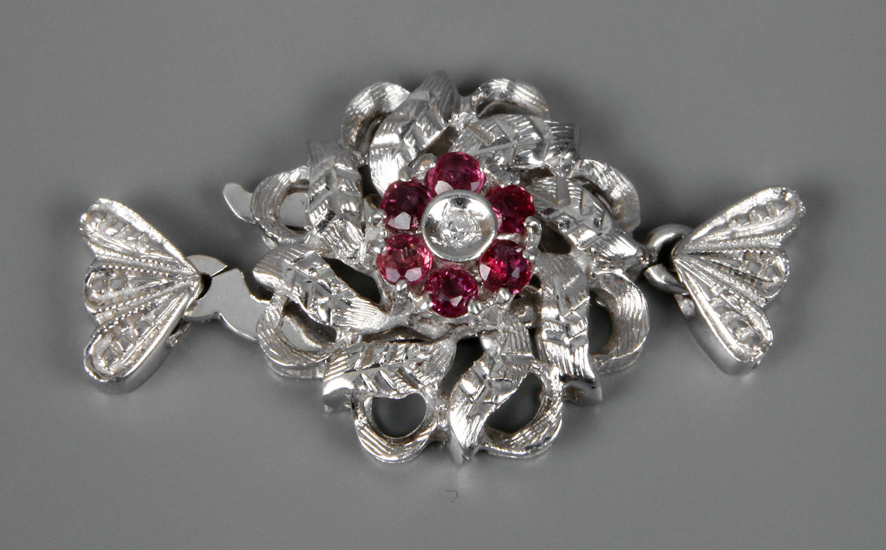 Kettenschließe mit Rubinen