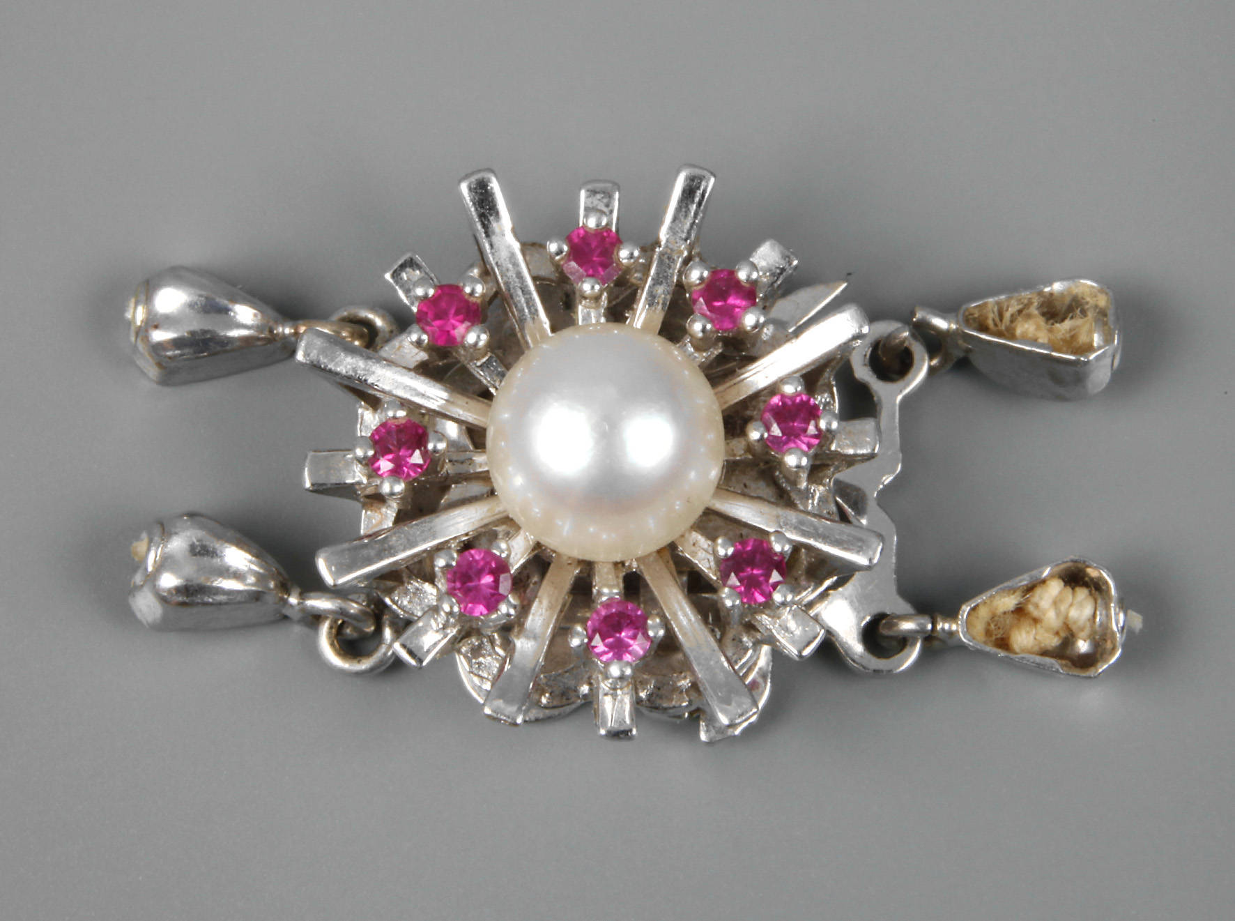 Kettenschließe mit Rubinen und Perle