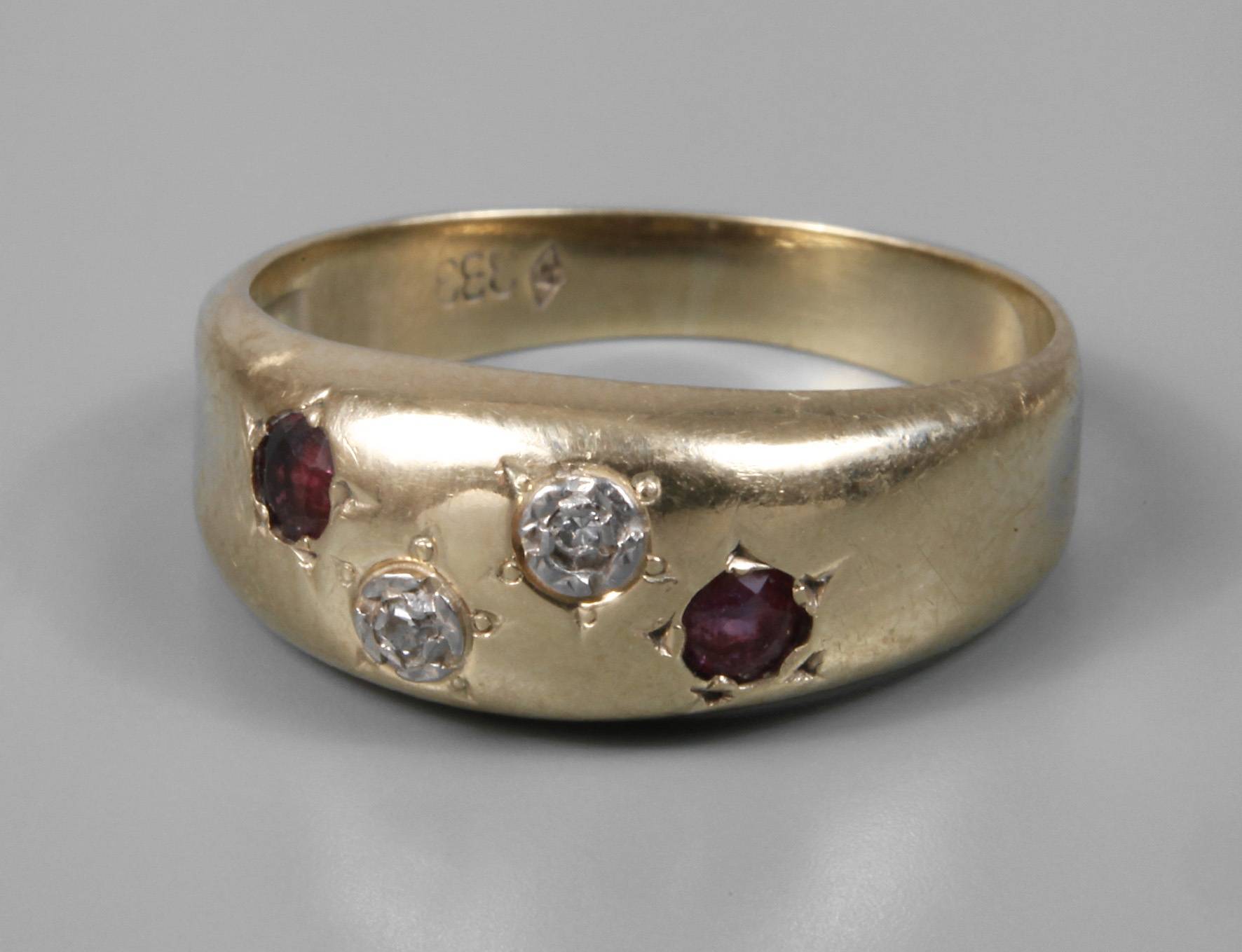 Damenring mit Diamanten und Rubinen