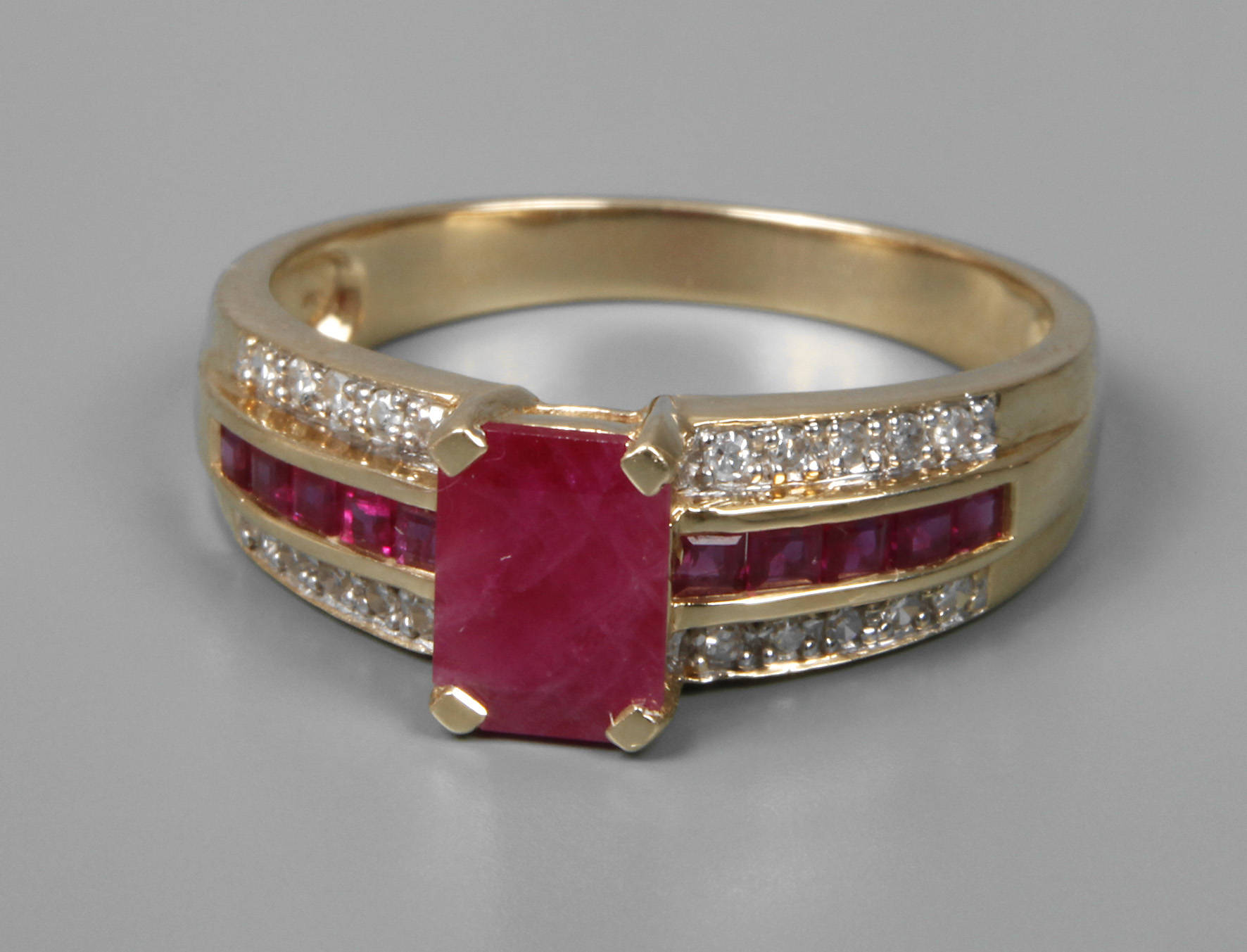 Damenring mit Rubinen und Achtkantdiamanten