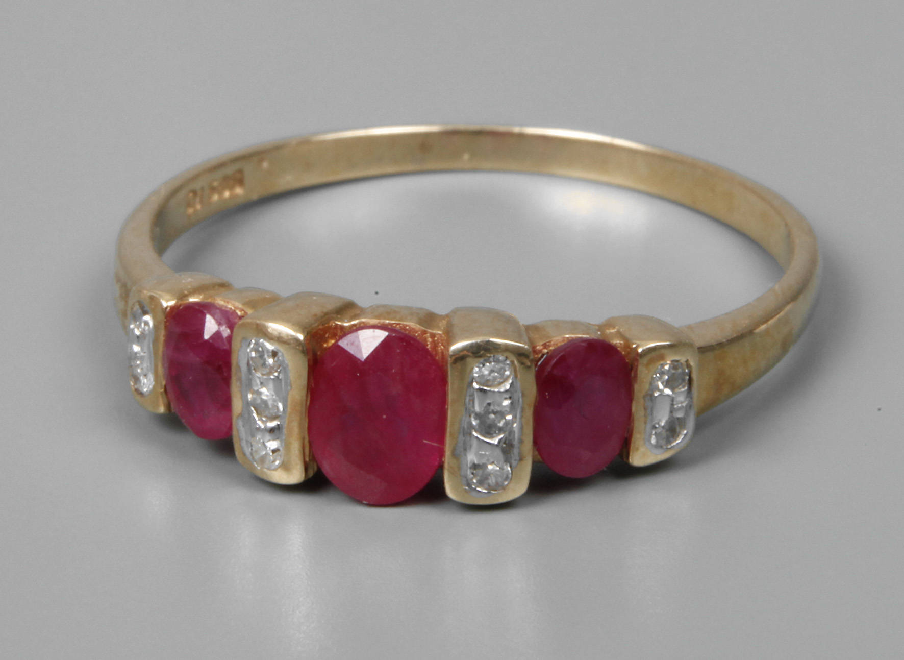 Damenring mit Rubinen und Diamanten