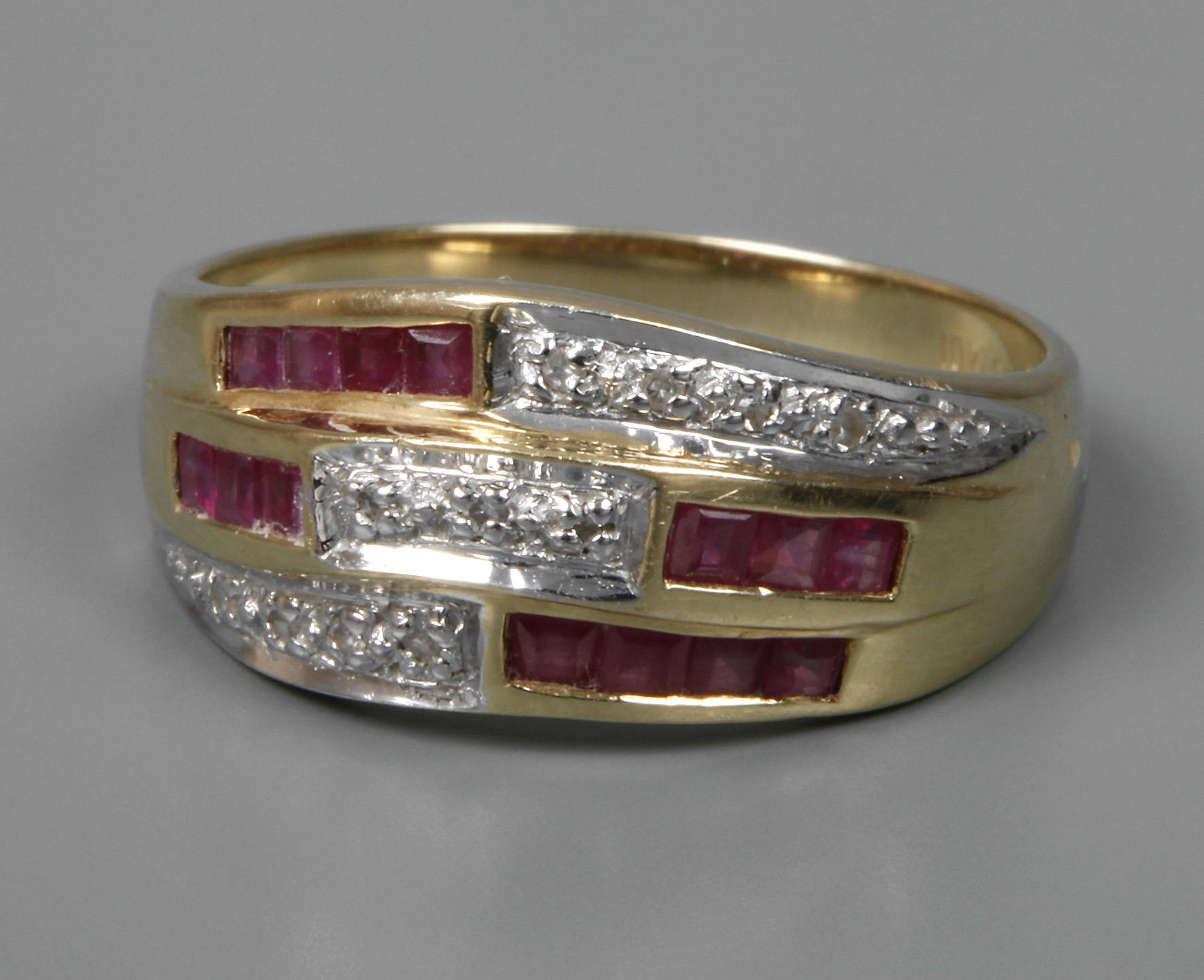 Damenring mit Rubinen und Diamanten