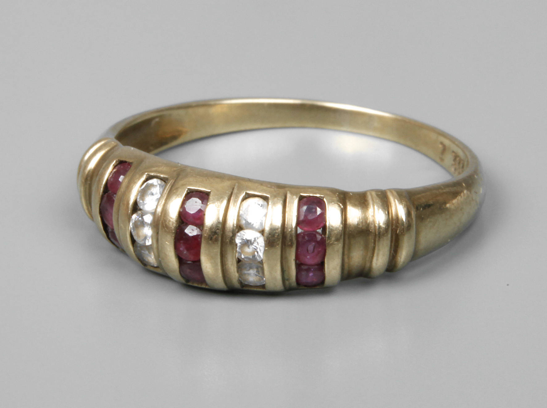 Damenring mit Rubinen